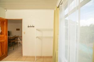 Cozy coworking Casa Alma near Lake Arenal, 2 bedroom 1 office, fiber optic, pet friendly