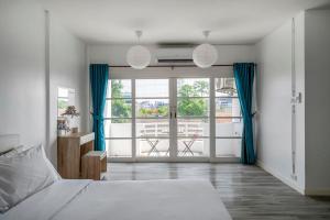 City Home 4BR near Hua Mak station with parking