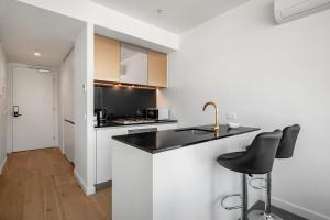 CBD High Rise 2BR With Stunning City Views