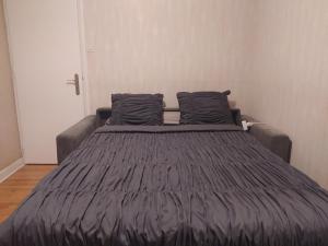 Private room in an apartment with a shared kitchen