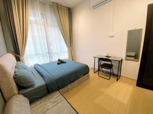 LV13 PoolView Kuantan by Vhomestay