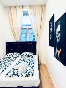 Private Rooms in Stylish 3-Bedroom Apartment Near Kaufpark Alterlaa