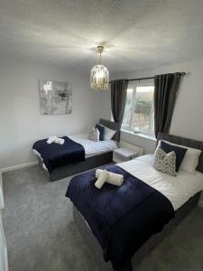 Angel House 4BR, 2 bathroom, ample parking, free wifi, great for contractors, multigenerational fam trips, business travellers, close to Gatwick Airport,Crawley