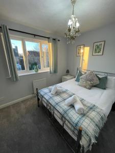 Angel House 4BR, 2 bathroom, ample parking, free wifi, great for contractors, multigenerational fam trips, business travellers, close to Gatwick Airport,Crawley