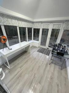 Angel House 4BR, 2 bathroom, ample parking, free wifi, great for contractors, multigenerational fam trips, business travellers, close to Gatwick Airport,Crawley