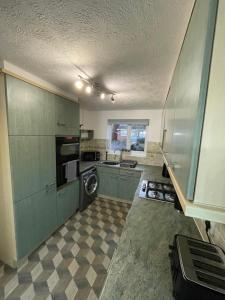 Angel House 4BR, 2 bathroom, ample parking, free wifi, great for contractors, multigenerational fam trips, business travellers, close to Gatwick Airport,Crawley