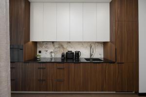 Chmielna Duo Luxury Apartment with Parking & Balcony, Warsaw City Centre by Renters Prestige