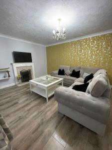 Angel House 4BR, 2 bathroom, ample parking, free wifi, great for contractors, multigenerational fam trips, business travellers, close to Gatwick Airport,Crawley