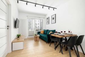 Bright & Cozy Apartment with Garden and Parking by Noclegi Renters