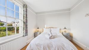 Arden Villa, sleeps 8, moments from the golden sandy beach of Ryde