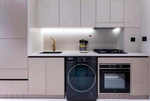 Free housekeeping visits during your stay - StayShort - Amazing Studio in JVC that Sleeps 2 with Balcony