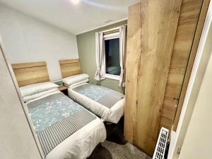 Lovely Caravan At Highfield Grange Holiday Park, Essex Ref 26401E