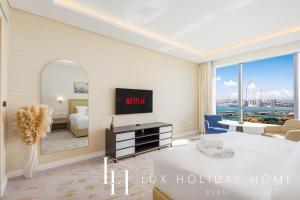 LUX Iconic Views at The Palm Tower Studio 5