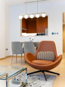 Elegant Apartment Amidst Vibrant Area With Balcony