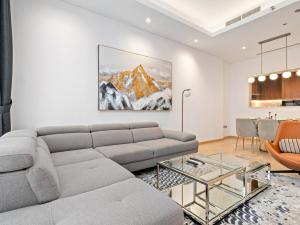 Elegant Apartment Amidst Vibrant Area With Balcony
