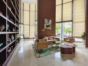 Elegant Apartment Amidst Vibrant Area With Balcony
