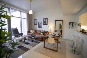 Elegant Apt With Balcony Minutes from Burj Khalifa