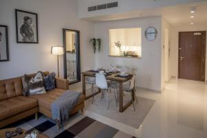 Elegant Apt With Balcony Minutes from Burj Khalifa