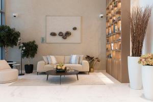 Elegant Apt With Balcony Minutes from Burj Khalifa