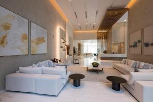 Elegant Apt With Balcony Minutes from Burj Khalifa