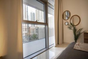 Elegant Apt With Balcony Minutes from Burj Khalifa