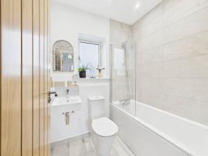 Beachside Retreat by Signature Stays - Modern Coastal Home