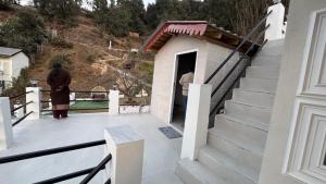 Pahadi Pind Cottage 2BR in Mukteshwar with Fireplace