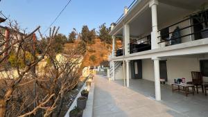 Pahadi Pind Cottage 2BR in Mukteshwar with Fireplace