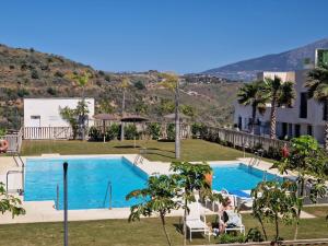Modern 3 bed garden apt next to pool Casa Banderas