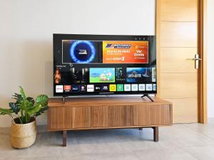 Modern 3 bed garden apt next to pool Casa Banderas