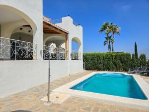 5 bed villa with pool in Cerros de Aguila