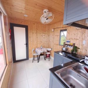 Homestay Container Bee Home Di Linh