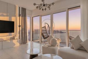 La Vie Jumeirah Beach Residence 3 Bedroom Beachfront Apartment with Palm Views