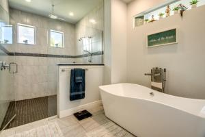 CoralVilla Endless Summer - with pool, spa, SUP, canoes, games, boat dock