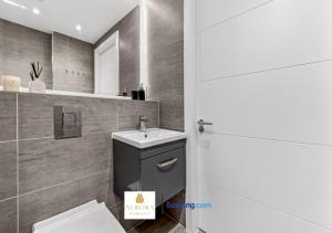 Stylish 1BR With Private Parking by Kew Gardens By Aurora WorkNest Short Lets & Serviced Accommodation London