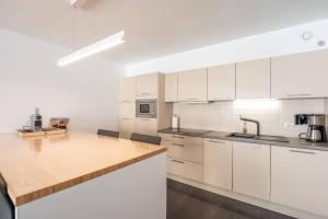 Perfectly situated 2BR apartment near the beach