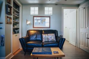 Snug 1 Bed Apartment in Edinburghs Juniper Green