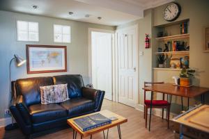 Snug 1 Bed Apartment in Edinburghs Juniper Green