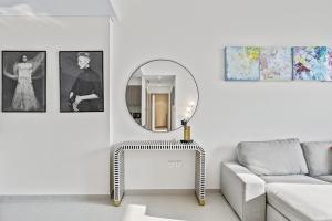 Luxury 2BR at Signature Grande - Next to Dubai Mall & Burj Khalifa