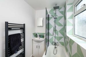 Spacious 3BR Home w Terrace - Ideal for Groups