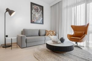 Premium Stay | Balcony l Rooftop Pool & Sofa Bed