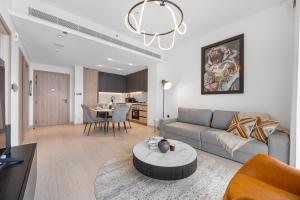 Premium Stay | Balcony l Rooftop Pool & Sofa Bed