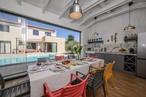 Deluxe Villa Vonskari with Heated Pool and Complete Privacy