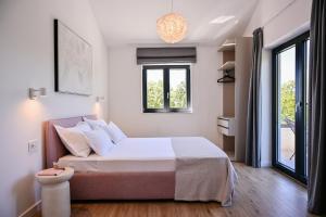 Deluxe Villa Vonskari with Heated Pool and Complete Privacy