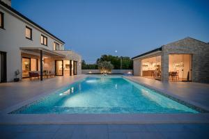 Deluxe Villa Vonskari with Heated Pool and Complete Privacy