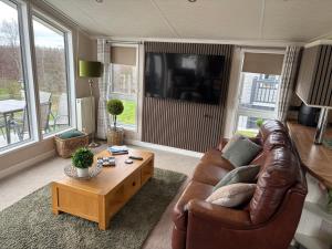 Hot Tub Lodge with Panoramic Views & Free Golf