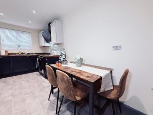 3BR Contractors Stay in Ammanford with Parking and Wi-Fi