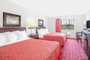 Queen Room with Two Queen Beds - Non-Smoking room in Days Inn by Wyndham Lake Village
