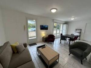 Appartement avec terrasse au centre de St Cyr
