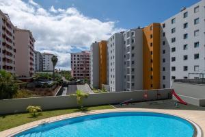 Sky View - Spacious Stay with Pool & Gym